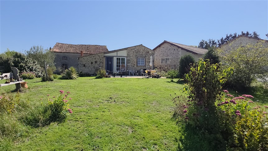 For Sale Bungalow Style House with Barn – Val D’Issoire – 87 19167