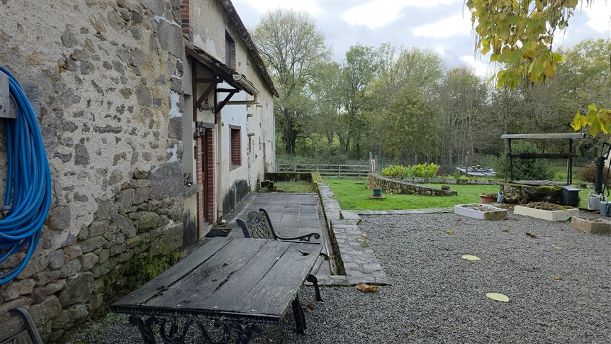 For Sale 3 Houses, 2 Barns, Gardens. Lussac-les-Églises. 87 19265