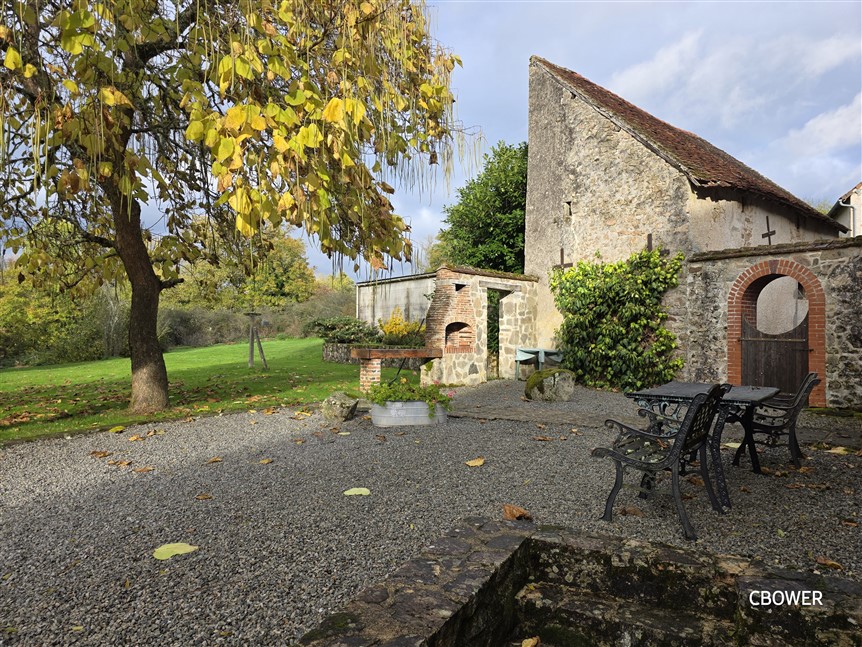 For Sale 3 Houses, 2 Barns, Gardens. Lussac-les-Églises. 87 19267