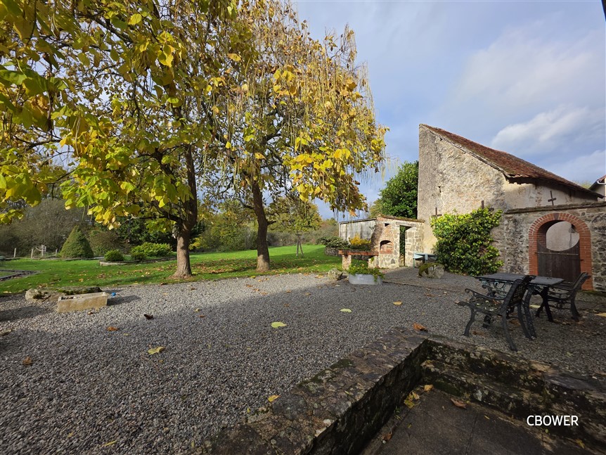 For Sale 3 Houses, 2 Barns, Gardens. Lussac-les-Églises. 87 19268