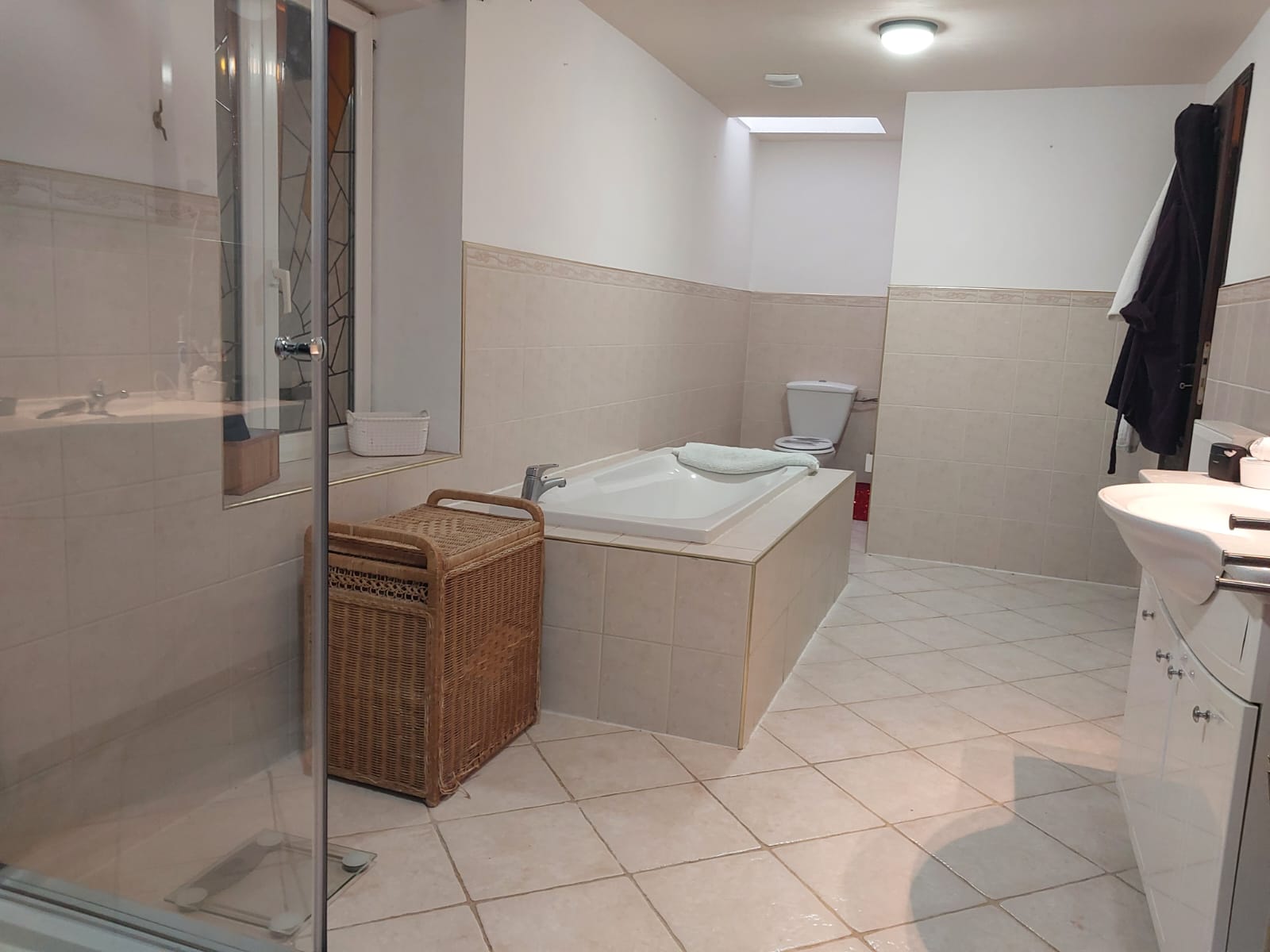 Pristine 6 Bedroom 4 with En-Suites; Home with Indoor Swimming Pool 19277