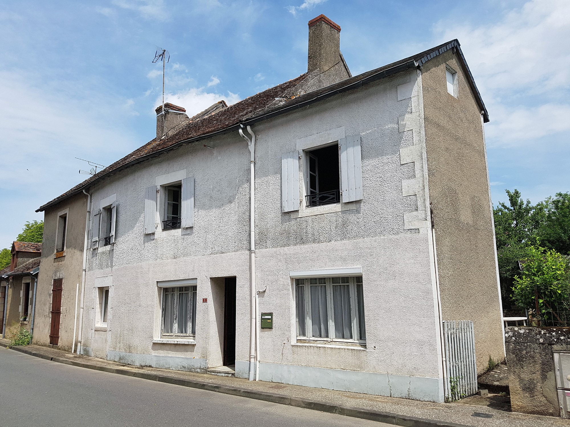 Large house is for sale in the village of LIGLET, Montmorillonnais region, Vienne 86 19467