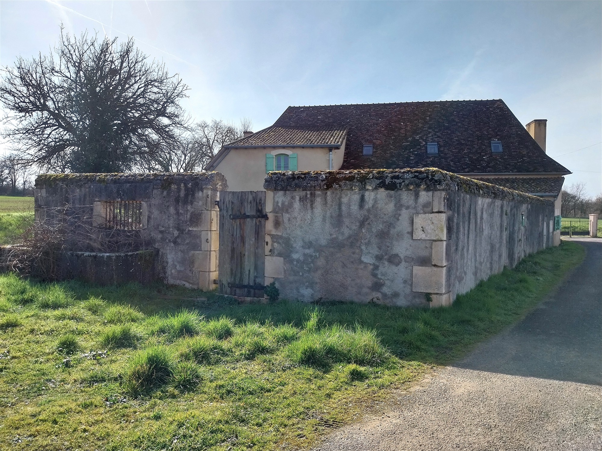 Two houses with garden for sale near Saint Savin 86 19470