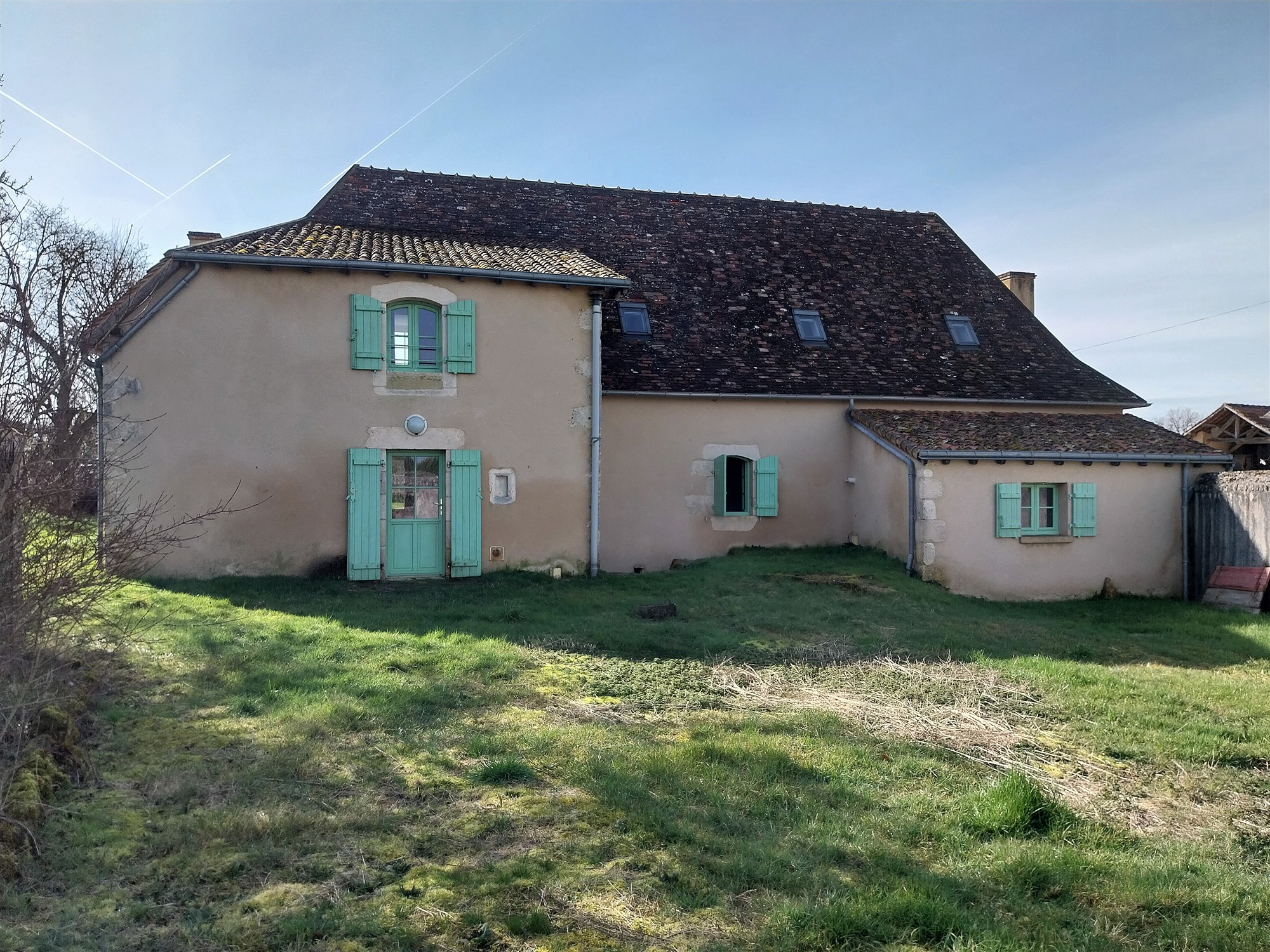 Two houses with garden for sale near Saint Savin 86 19482