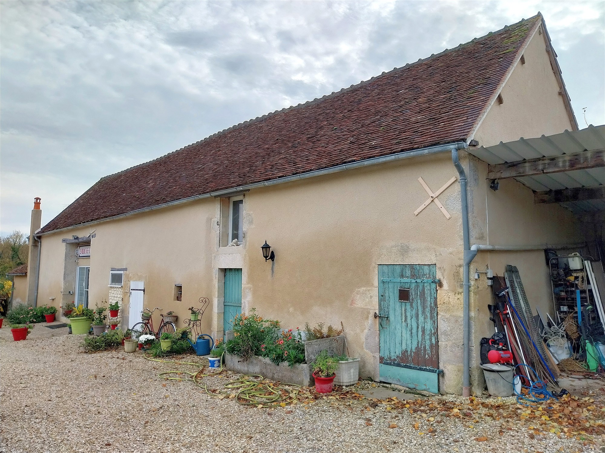 House with big outbuilding for sale near Le Blanc 36 19557