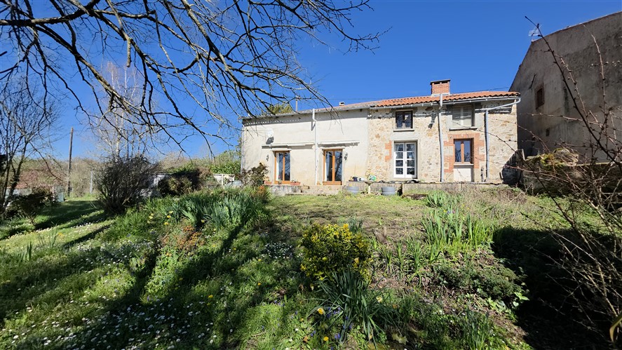 For Sale 5 Bed House with Gardens - Droux – 87 20158