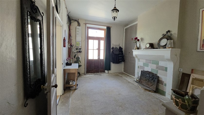 For Sale 3/4 Bed House with Hangar 20223