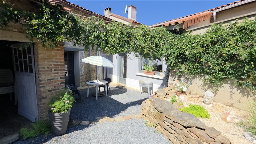 For Sale 4-Bed Country Home, Gardens, Cottage & Barns 20564