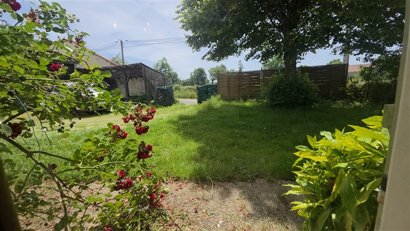 For Sale 3-Bed Country Home, Land & Barns THIAT (87) 20595