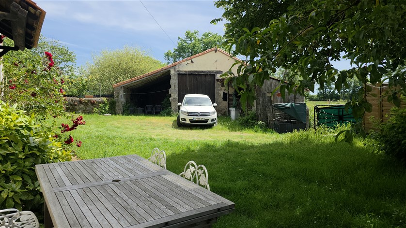 For Sale 3-Bed Country Home, Land & Barns THIAT (87) 20597