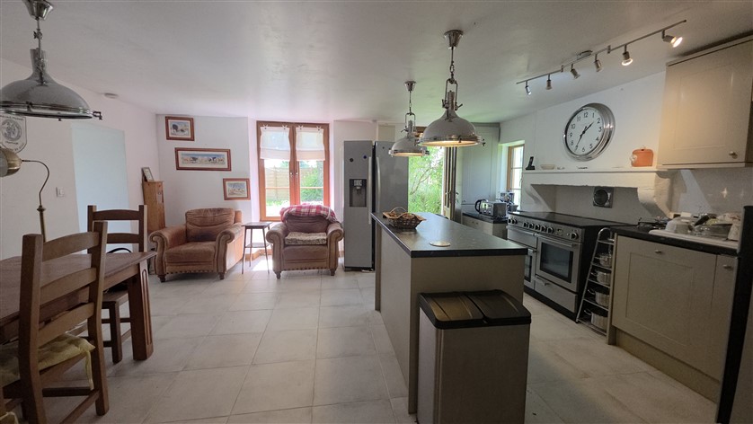 For Sale 3-Bed Country Home, Land & Barns THIAT (87) 20598