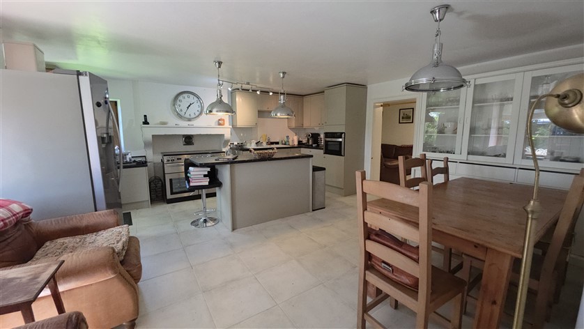 For Sale 3-Bed Country Home, Land & Barns THIAT (87) 20600