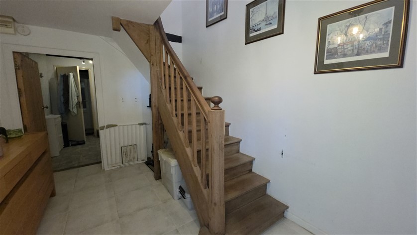 For Sale 3-Bed Country Home, Land & Barns THIAT (87) 20601