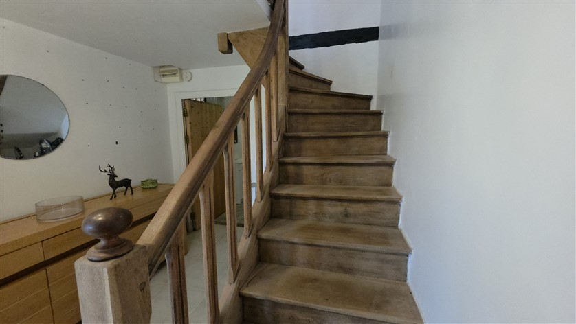 For Sale 3-Bed Country Home, Land & Barns THIAT (87) 20603