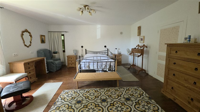 For Sale 3-Bed Country Home, Land & Barns THIAT (87) 20605
