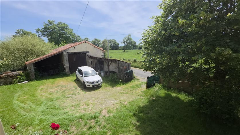 For Sale 3-Bed Country Home, Land & Barns THIAT (87) 20606