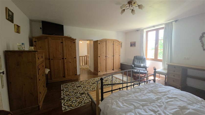 For Sale 3-Bed Country Home, Land & Barns THIAT (87) 20607