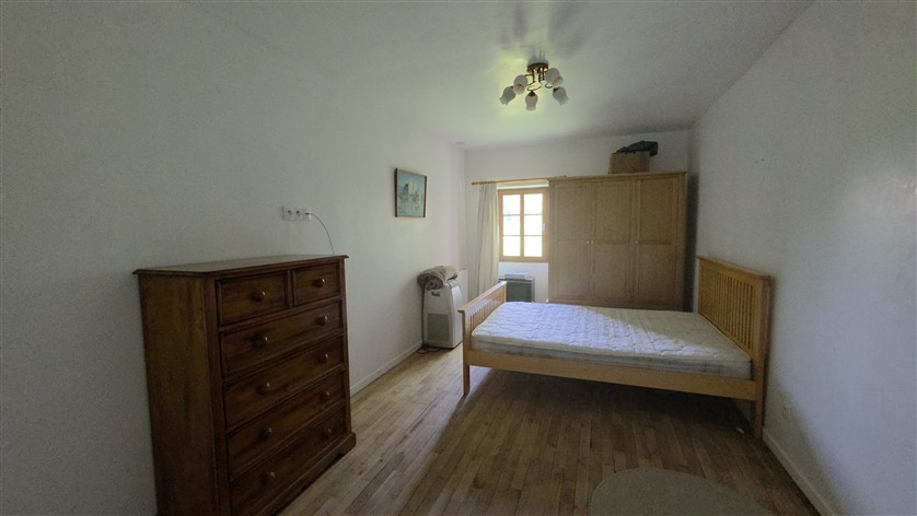 For Sale 3-Bed Country Home, Land & Barns THIAT (87) 20608