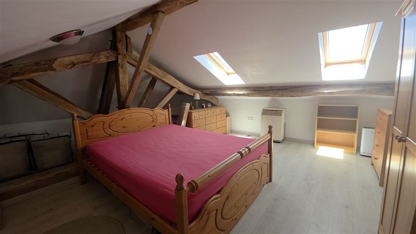 For Sale 3-Bed Country Home, Land & Barns THIAT (87) 20612