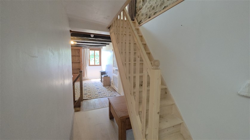 For Sale 3-Bed Country Home, Land & Barns THIAT (87) 20613
