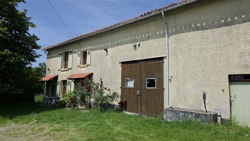 For Sale 3-Bed Country Home, Land & Barns THIAT (87) 20618