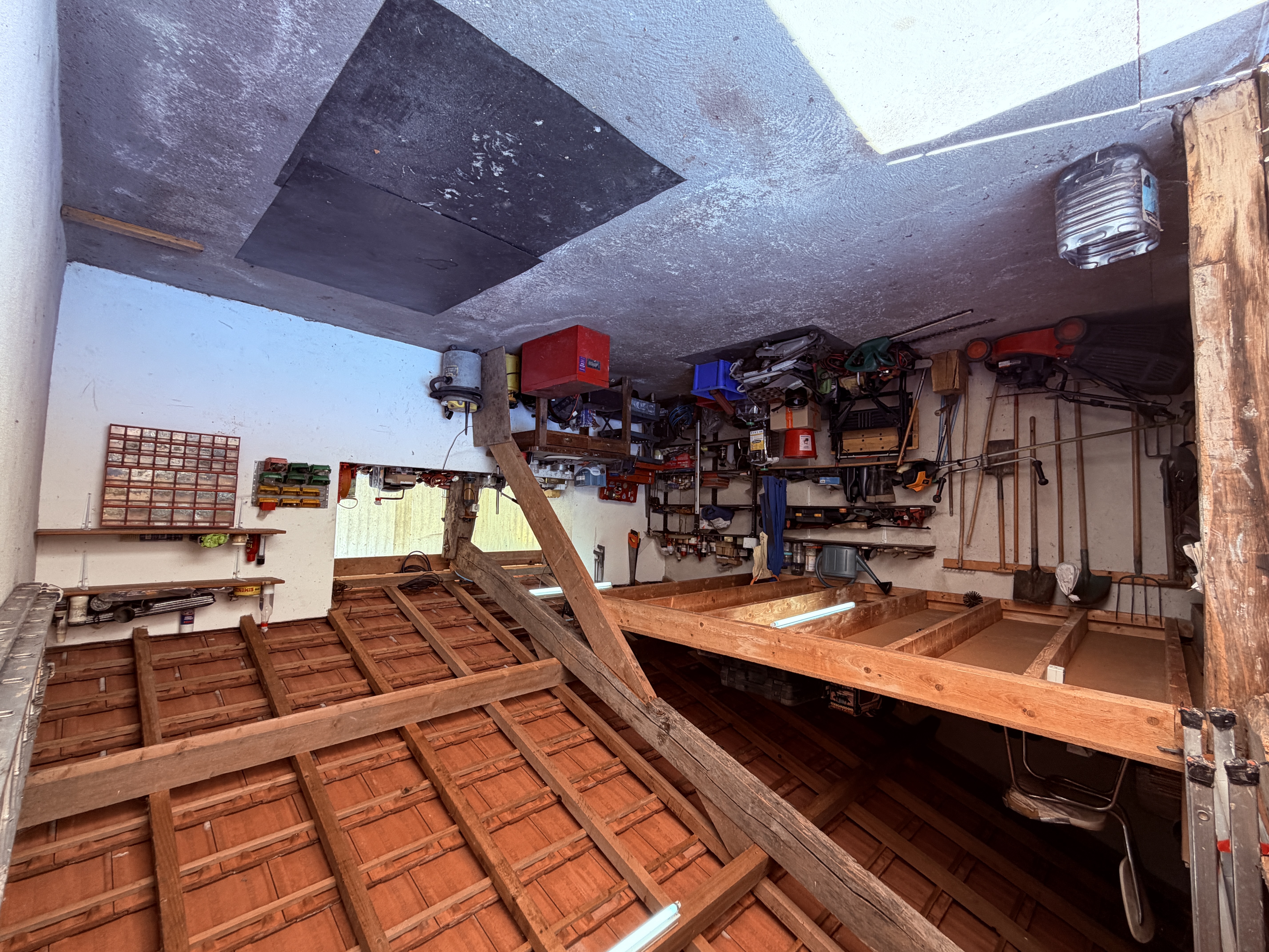 Rural House with Garages and a Spacious Garden - Indre 36 20776