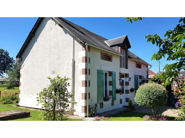 Near Montmorillon, Vienne 86: house with covered terrace 14014