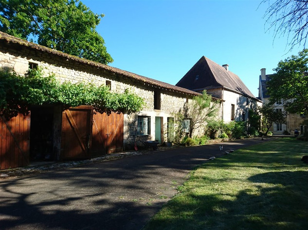 REDUCED - 15c Château close to Chef-Boutonne in the Deux-Sèvres 14377