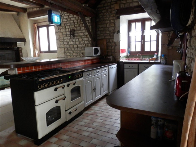 REDUCED - 15c Château close to Chef-Boutonne in the Deux-Sèvres 14362