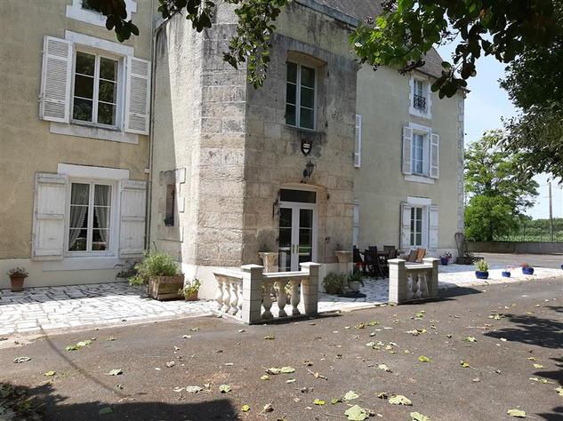 15c Château close to Chef-Boutonne in the Deux-Sèvres 16190