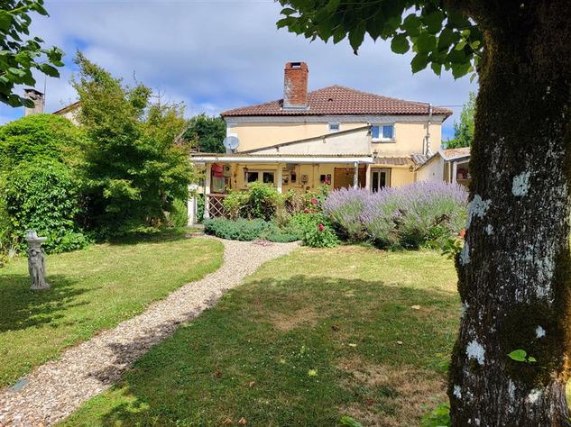 For Sale House with Garden in the Val D’Oire et Gartempe 16252