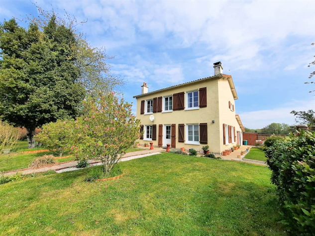 For Sale Detached 4 bed Home on 7900m² Gardens in Ambernac 16750