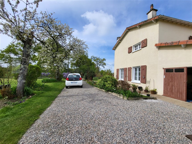 For Sale Detached 4 bed Home on 7900m² Gardens in Ambernac 16768